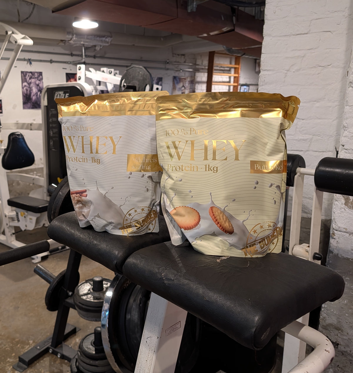 Zwei Beutel Bunker Nutrition Whey auf einer Bank im Bunker Berlin, Grünberger Straße 54 in Friedrichshain